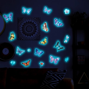 Stickers muraux papillons lumineux avec lueur bleue dans une scène de salon sombre
