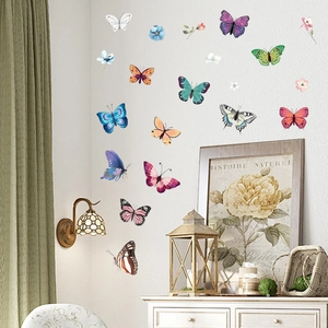 Vue détaillée de stickers muraux papillons lumineux colorés dans un décor chaleureux