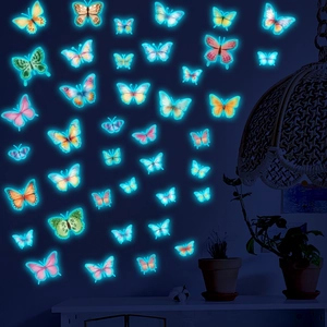 Adesivi murali farfalle 3D luminosi con bordi fluorescenti blu vibranti in ambiente buio