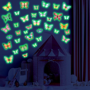 Adesivi murali farfalle fluorescenti in cameretta bimbi con effetto luminoso verde notte