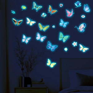 Stickers muraux papillons lumineux brillant en bleu dans une chambre sombre