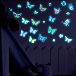 Détail des stickers muraux papillons lumineux brillant en bleu-vert dans l'obscurité