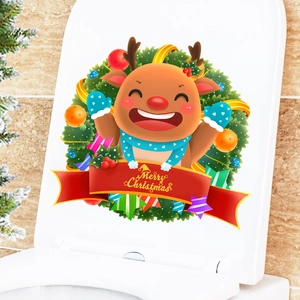 Gros plan d'un autocollant couronne de renne de Noël sur un couvercle de toilette blanc
