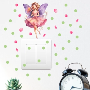 Gros plan d'un sticker mural fée en robe rose à côté d'un interrupteur blanc