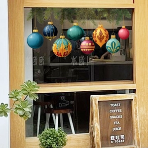 Stickers de fenêtre de Noël détaillés avec boules vintage aux motifs ornementaux