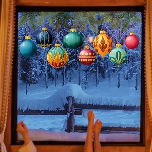 Vue détaillée des boules de Noël colorées avec motifs géométriques et attaches dorées