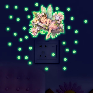Sticker mural lumineux montrant une fée des fleurs endormie et des pastilles fluo