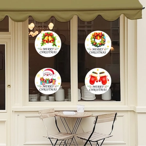 Détail de quatre stickers de fenêtre de Noël circulaires avec le Père Noël et motifs