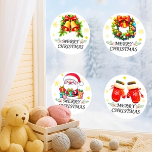 Détail de quatre autocollants de Noël avec Père Noël, couronnes et cloches dorées