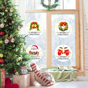 Détail de stickers de Noël avec Père Noël et renne sur une surface vitrée lumineuse