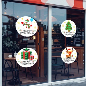 Détail de quatre autocollants de Noël ronds pour fenêtres avec bonhomme de neige et cerf