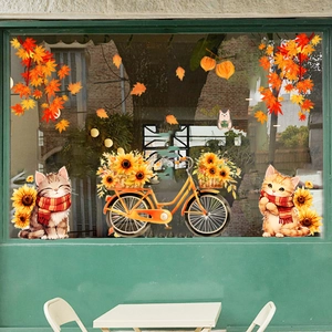 Détail des stickers de chats et vélo pour Thanksgiving sur une vitre de café