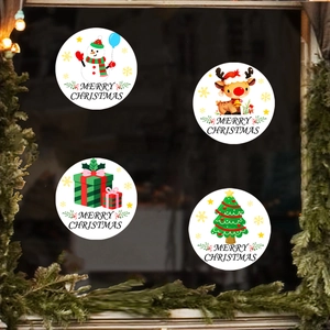 Détail de quatre autocollants de fenêtre de Noël circulaires aux motifs festifs variés
