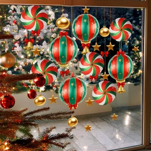 Weihnachtsfensterdeko mit Zuckerstangen-Discs und gestreiften Laternen mit Goldglocken