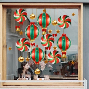 Detaillierte Weihnachtsfensteraufkleber mit rot-grünen Ballons und goldenen Sternen