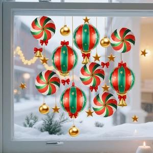 Detail von Weihnachts-Fensterstickern mit roten Bonbons, goldenen Sternen und Schleifen