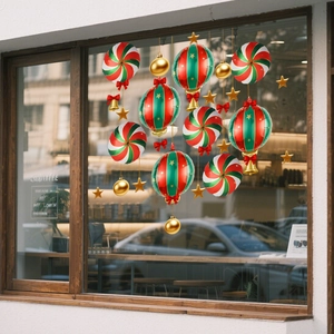 Detailansicht der weihnachtlichen Fensterbilder mit Süßigkeiten, Glocken und goldenen Sternen