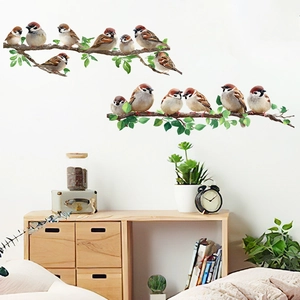 Détails des stickers muraux oiseaux et branches dans un décor de chambre chaleureux