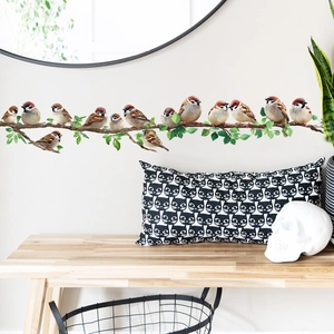 Sticker mural oiseaux colorés réalistes sur branches dans un salon de style nordique