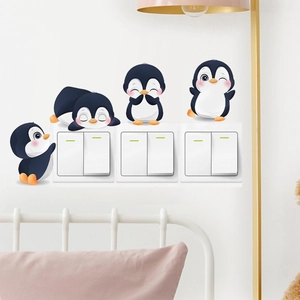 Detail von vier Cartoon-Pinguin-Wandstickern, die ein dreifaches Lichtschalterpaneel zieren