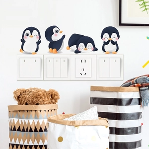 Nahaufnahme süßer Pinguin-Wandaufkleber zur Dekoration eines weißen Lichtschalterpanels