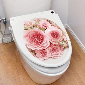 Dettaglio degli adesivi floreali rosa applicati su un sedile WC bianco per il bagno