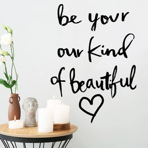 Sticker mural Be Your Own Kind of Beautiful sur mur blanc avec décor et bougies
