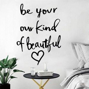 Vue détaillée du sticker mural Be Your Kind of Beautiful avec cœur sur un mur de chambre