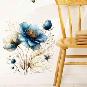 Détail des stickers muraux fleurs bleues et feuilles dorées dans un intérieur