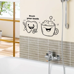 Schwarzer Wandaufkleber 'Brush your teeth' mit Zahn-Cartoon für Badezimmerdekoration