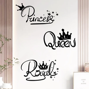 Détail de stickers muraux noirs avec les inscriptions Princess, Queen et Royal avec couronnes