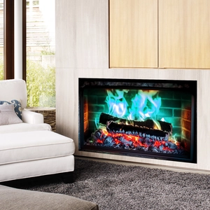Detail eines modernen Elektrokamins mit blauen und orangen LED-Flammen und Holzscheiten