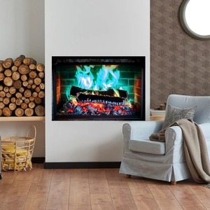 Detailansicht des zweifarbigen Flammeneffekts am modernen Wandkamin im Wohnzimmer