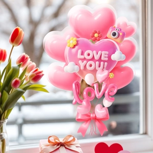 Détail macro de l'autocollant ballon cœur Love You pour décoration de vitre romantique