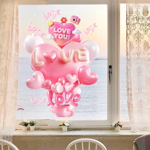 Détail des ballons coeur rose 3D et stickers LOVE sur une fenêtre avec vue sur mer