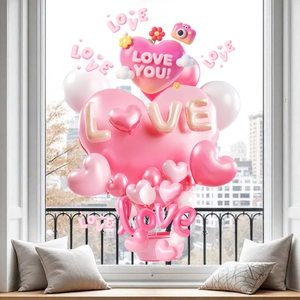 Détail de ballons LOVE roses en forme de cœur et montgolfière pour vitrine de Saint Valentin
