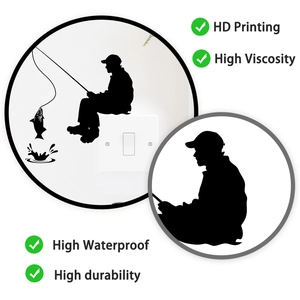Dettaglio di un adesivo murale silhouette nera da pesca ad alta viscosità su un interruttore