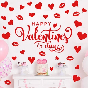 Adesivi murali di San Valentino con cuori rossi, impronte di labbra e scritte festive