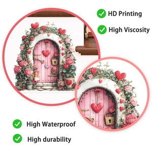 Dettaglio della stampa HD sull'adesivo per porta a cuore floreale per decorazioni di San Valentino