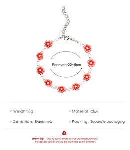 Detalle de pulsera con flores de arcilla y perlas con cadena de extensión plateada y cierre de langosta