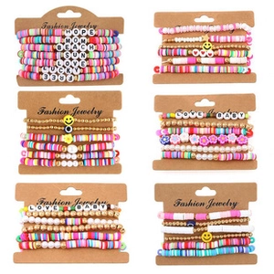 Detail von mehrlagigen Boho-Perlenarmbändern mit Hope- und Love-Anhänger auf Karten