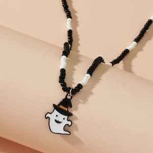 Detalle de collar de cuentas de Halloween con colgante de fantasma y sombrero negro