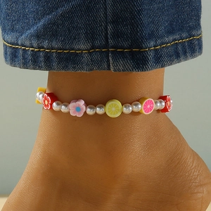 Bracelet de cheville d'été coloré avec fleurs de fruits en argile et perles sur denim