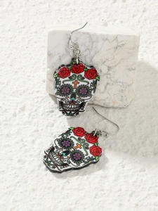 Λεπτομέρεια από μεξικάνικα σκουλαρίκια Sugar Skull με πολύχρωμα σχέδια Ημέρας των Νεκρών