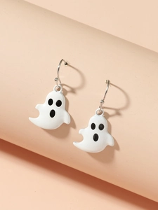 Λεπτομέρεια από σκουλαρίκια φαντάσματα Halloween με λευκό σμάλτο και ασημί γάντζους