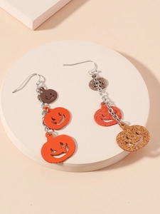 Λεπτομέρεια από σκουλαρίκια κολοκύθας Halloween με πορτοκαλί γκλίτερ και ασημένια άγκιστρα