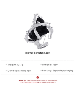 Detailed view of thorn heart ring with black gem, showing alloy material and 1.8cm diameter