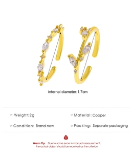Detail van verstelbare gouden ringen met zirkonia inleg op witte achtergrond