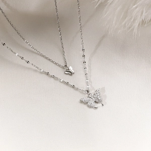 Collier double couche papillon avec strass et pendentif finition argent polie
