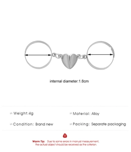 Détail montrant les bagues de couple cœur magnétique taille 1,8cm et poids 4g